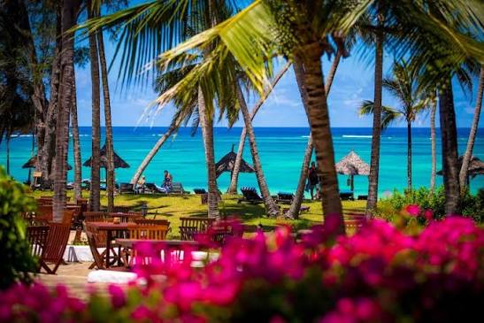 Kenya Luxury Guided Safari & Diani Beach |  16 Days